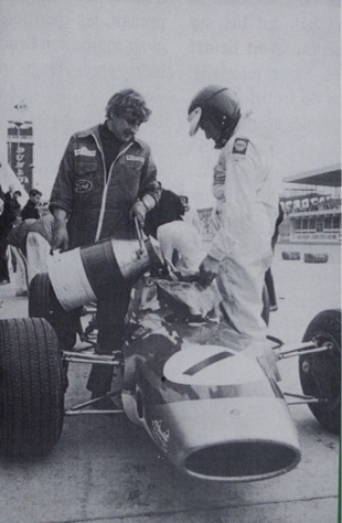 Dave Smith fait le plein de la Lotus pendant les essais